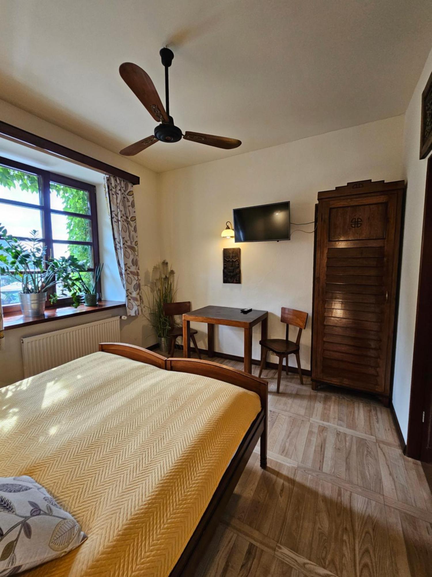 Agharta Bed & Breakfast คาชิเมียร์ซ ดอลนี ภายนอก รูปภาพ